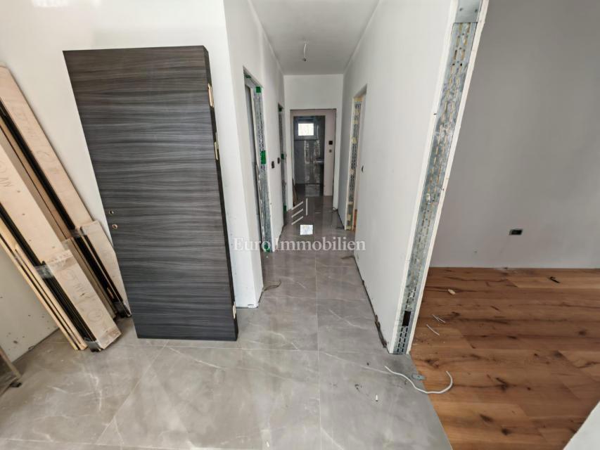 Novi Vinodolski - appartamento al piano terra in un nuovo edificio con giardino