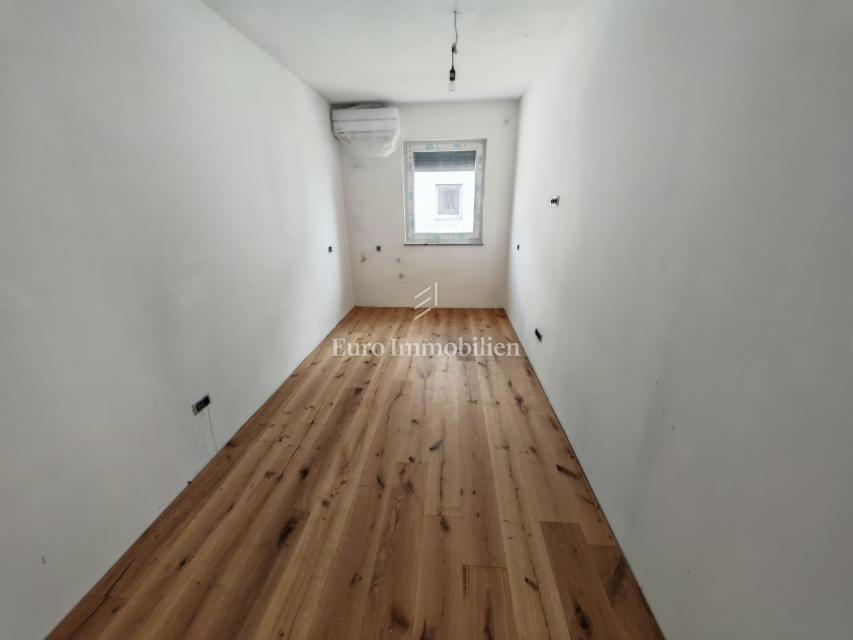 Novi Vinodolski - appartamento al piano terra in un nuovo edificio con giardino