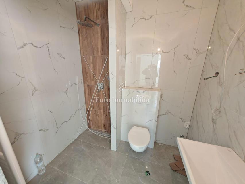 Novi Vinodolski - appartamento al piano terra in un nuovo edificio con giardino