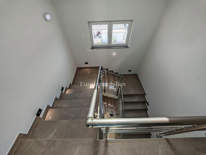 Novi Vinodolski - appartamento al piano terra in un nuovo edificio con giardino