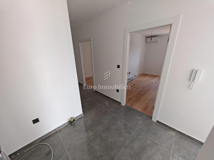 Novi Vinodolski - appartamento al piano terra in un nuovo edificio con giardino