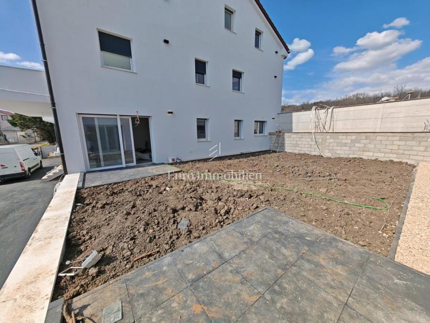 Novi Vinodolski - appartamento al piano terra in un nuovo edificio con giardino