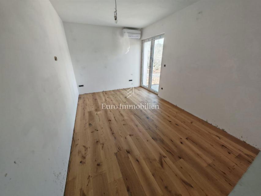 Novi Vinodolski - appartamento al piano terra in un nuovo edificio con giardino