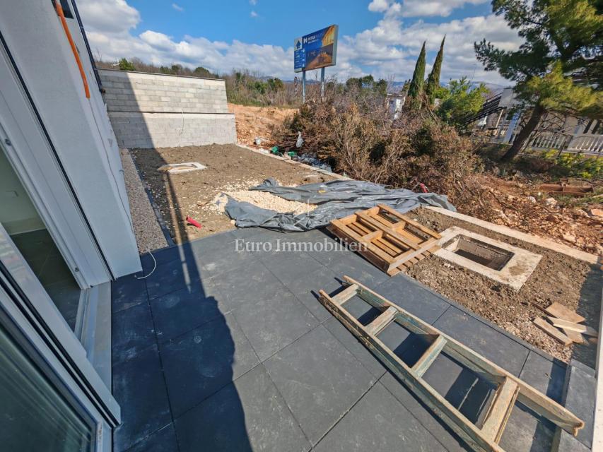 Novi Vinodolski - appartamento al piano terra in un nuovo edificio con giardino