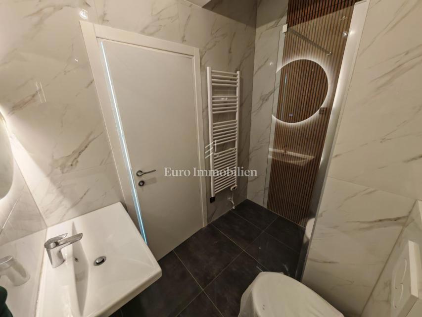 Novi Vinodolski - appartamento al piano terra in un nuovo edificio con giardino