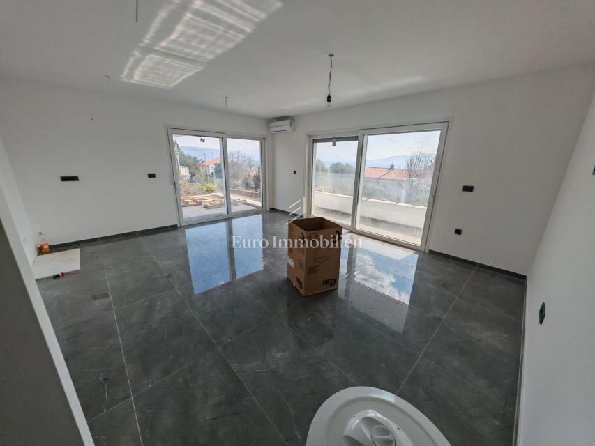 Novi Vinodolski - appartamento al piano terra in un nuovo edificio con giardino