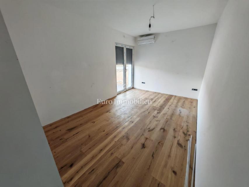 Novi Vinodolski - appartamento al piano terra in un nuovo edificio con giardino