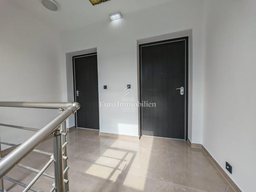 Novi Vinodolski - appartamento al piano terra in un nuovo edificio con giardino