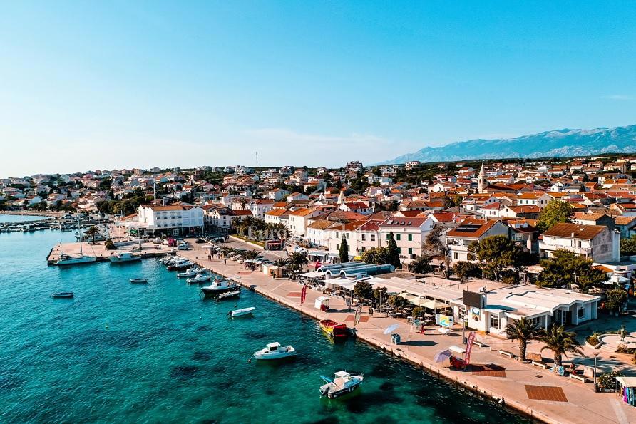 Novalja - appartamento con due terrazze e giardino