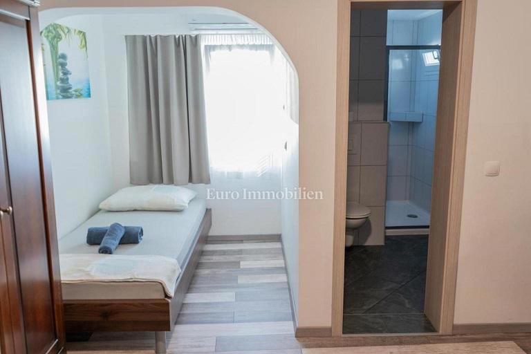 Novalja-pensione con 5 appartamenti, 2 camere e piscina