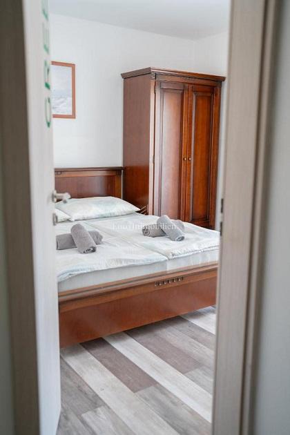 Novalja-pensione con 5 appartamenti, 2 camere e piscina