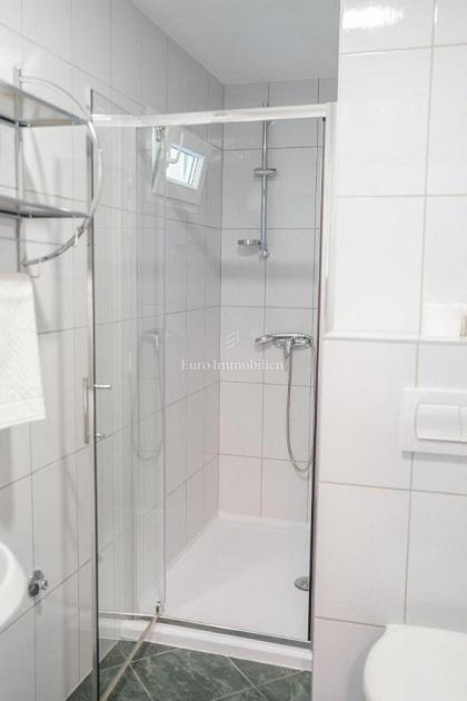 Novalja-pensione con 5 appartamenti, 2 camere e piscina