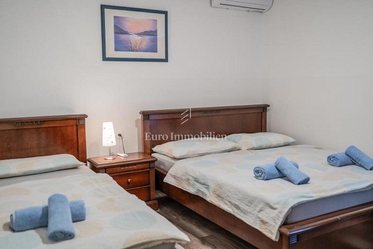 Novalja-pensione con 5 appartamenti, 2 camere e piscina