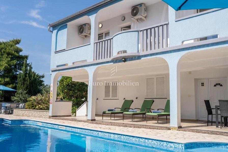 Novalja-pensione con 5 appartamenti, 2 camere e piscina