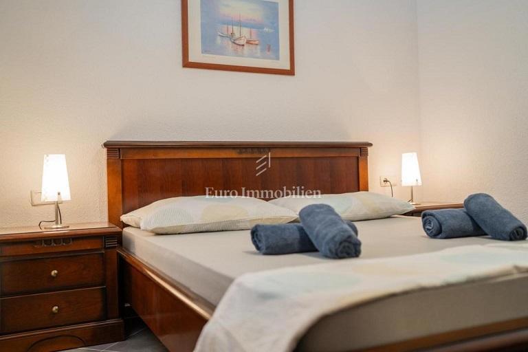 Novalja-pensione con 5 appartamenti, 2 camere e piscina