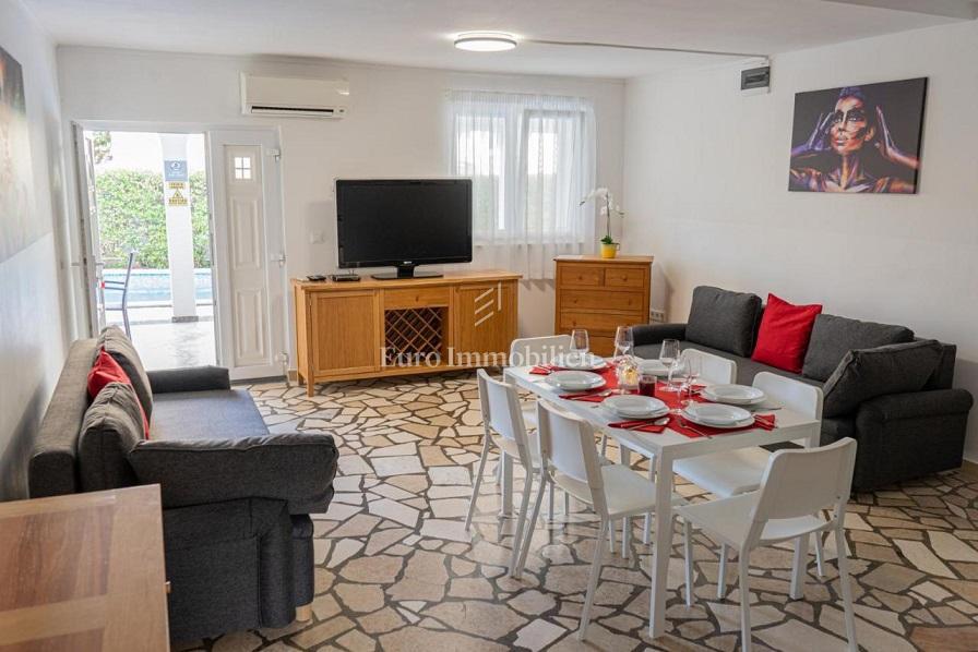 Novalja-pensione con 5 appartamenti, 2 camere e piscina