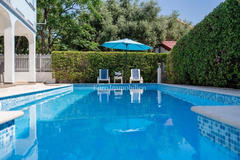 Novalja-pensione con 5 appartamenti, 2 camere e piscina