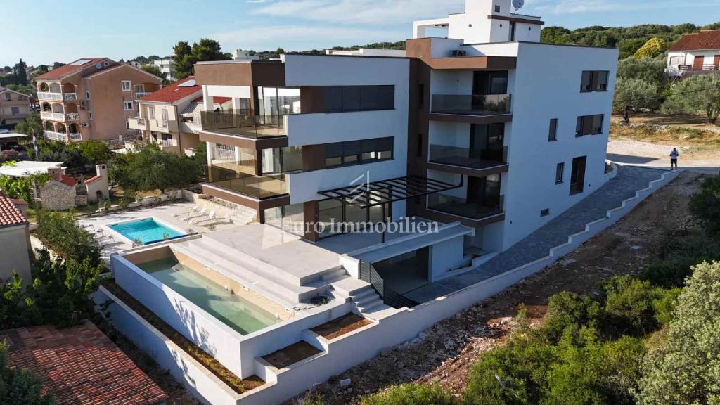 Zara, dintorni - nuovo edificio vicino al mare