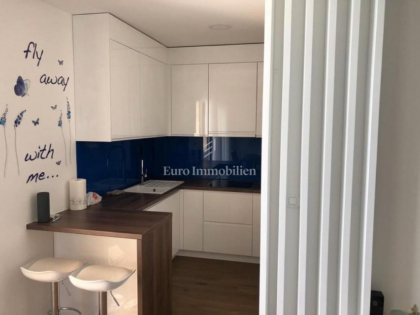 Betina – Appartamento con piscina, prima fila sul mare