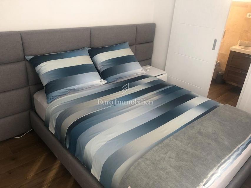 Betina – Appartamento con piscina, prima fila sul mare