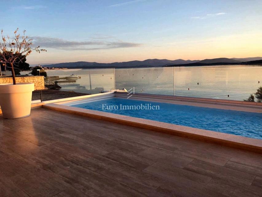 Betina – Appartamento con piscina, prima fila sul mare