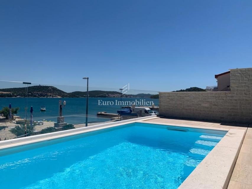 Betina – Appartamento con piscina, prima fila sul mare