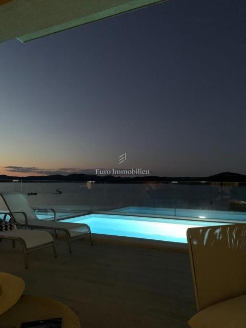 Betina – Appartamento con piscina, prima fila sul mare