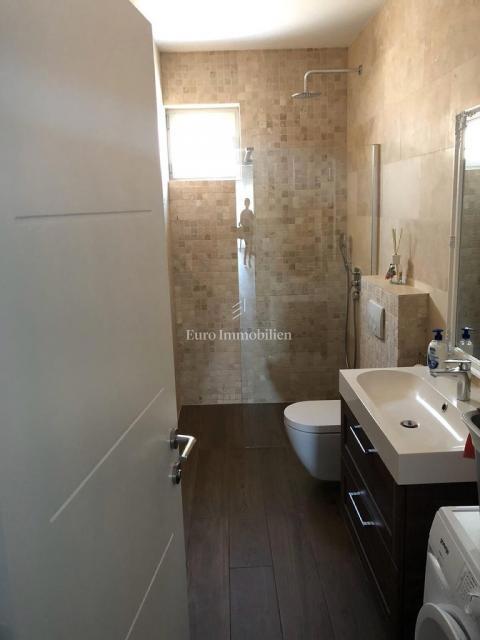 Betina – Appartamento con piscina, prima fila sul mare