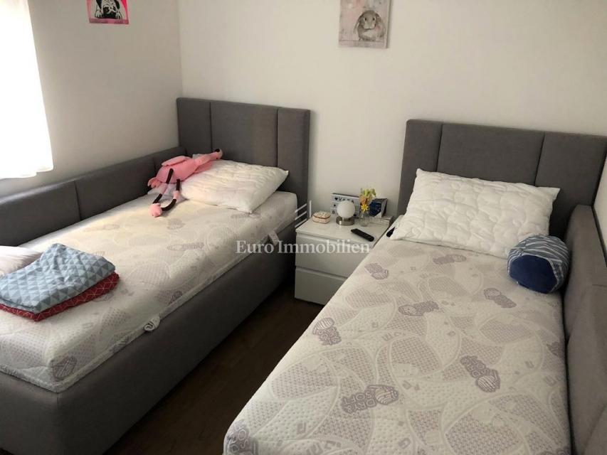 Betina – Appartamento con piscina, prima fila sul mare