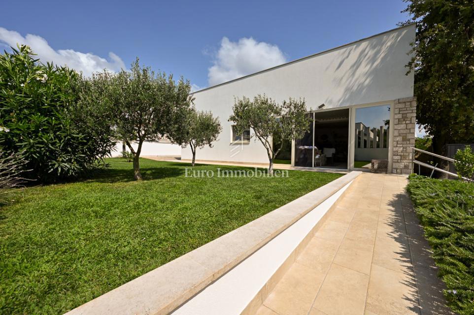 Istria, Cittanova – Casa arredata con splendido giardino curato