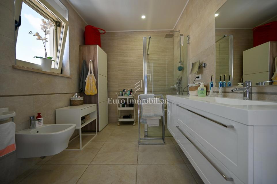 Istria, Cittanova – Casa arredata con splendido giardino curato