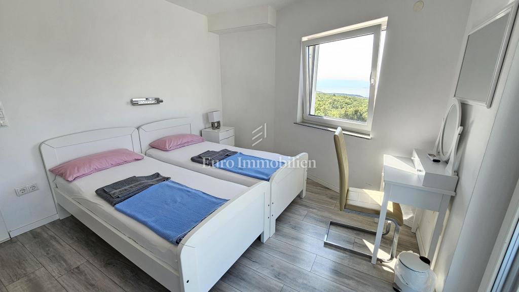Crikvenica, Casa moderna con piscina, garage e due appartamenti