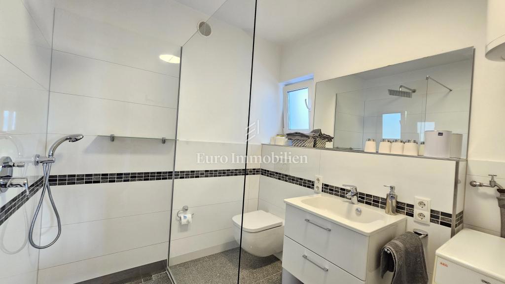 Crikvenica, Casa moderna con piscina, garage e due appartamenti