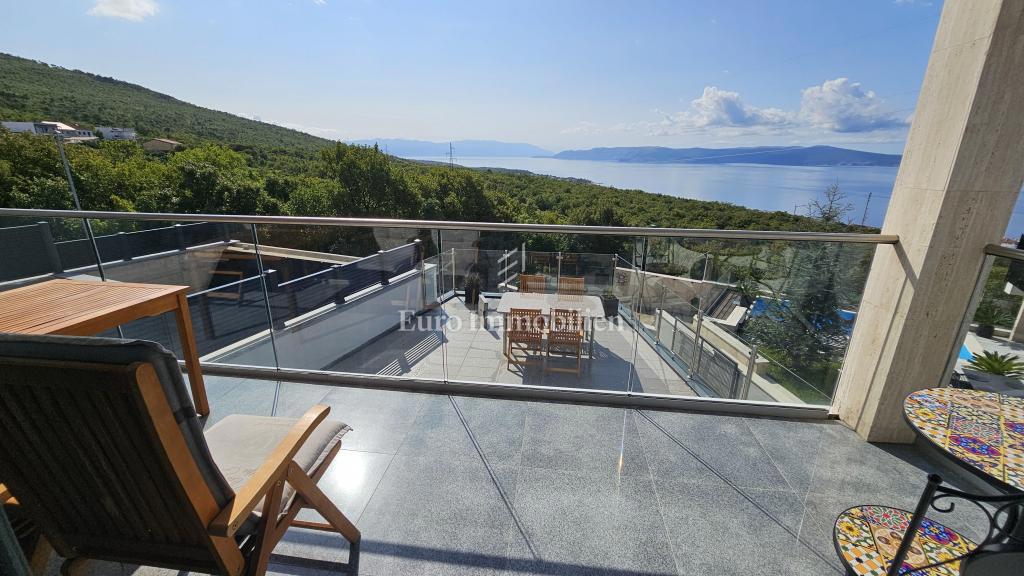 Crikvenica, Casa moderna con piscina, garage e due appartamenti