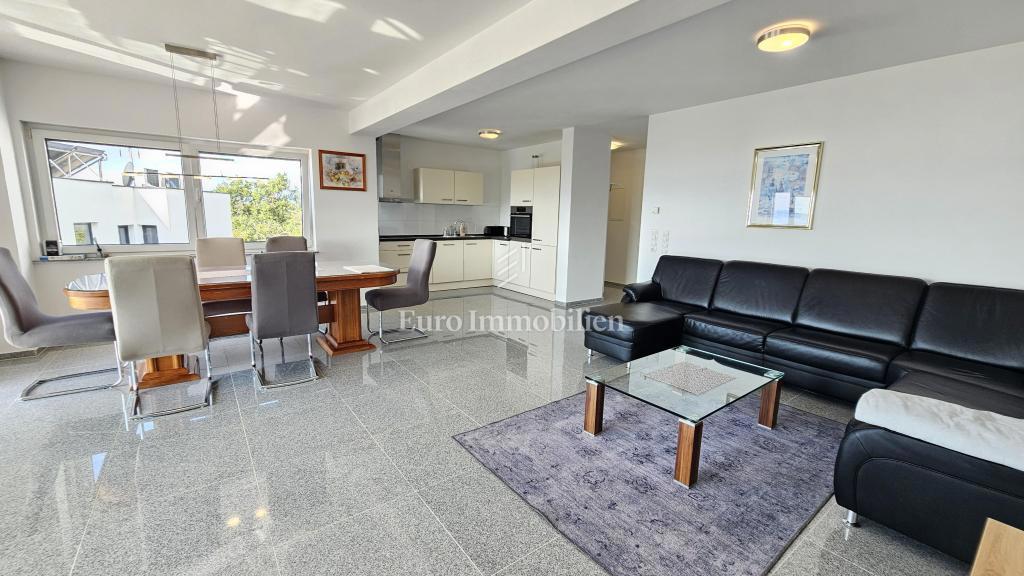 Crikvenica, Casa moderna con piscina, garage e due appartamenti