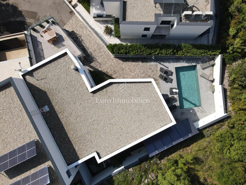 Crikvenica, Casa moderna con piscina, garage e due appartamenti
