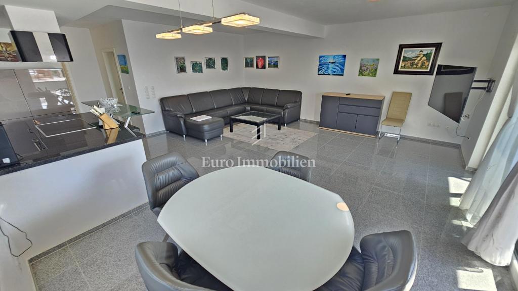 Crikvenica, Casa moderna con piscina, garage e due appartamenti