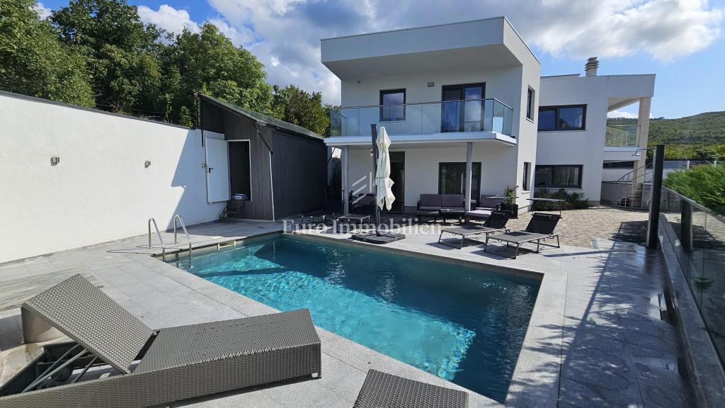 Crikvenica, Casa moderna con piscina, garage e due appartamenti