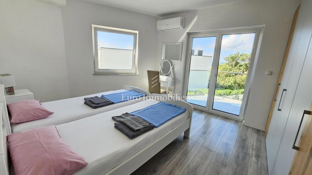 Crikvenica, Casa moderna con piscina, garage e due appartamenti