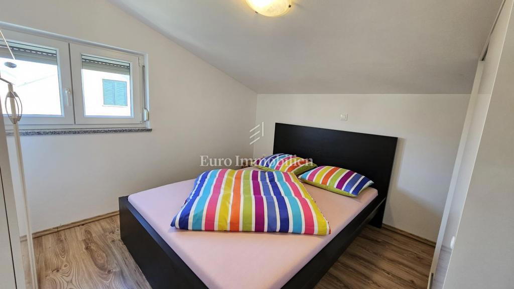 Appartamento trilocale con vista mare, a 200 m dalla spiaggia – Jadranovo