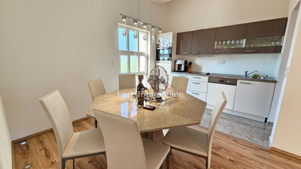 Appartamento trilocale con vista mare, a 200 m dalla spiaggia – Jadranovo