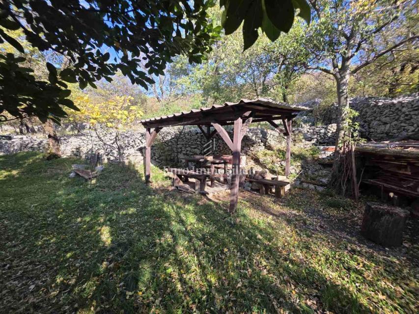 Entroterra di Novi Vinodolski, Due case con ampio giardino