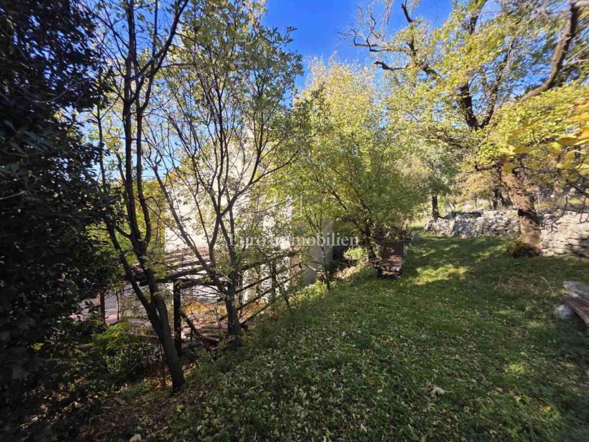 Entroterra di Novi Vinodolski, Due case con ampio giardino