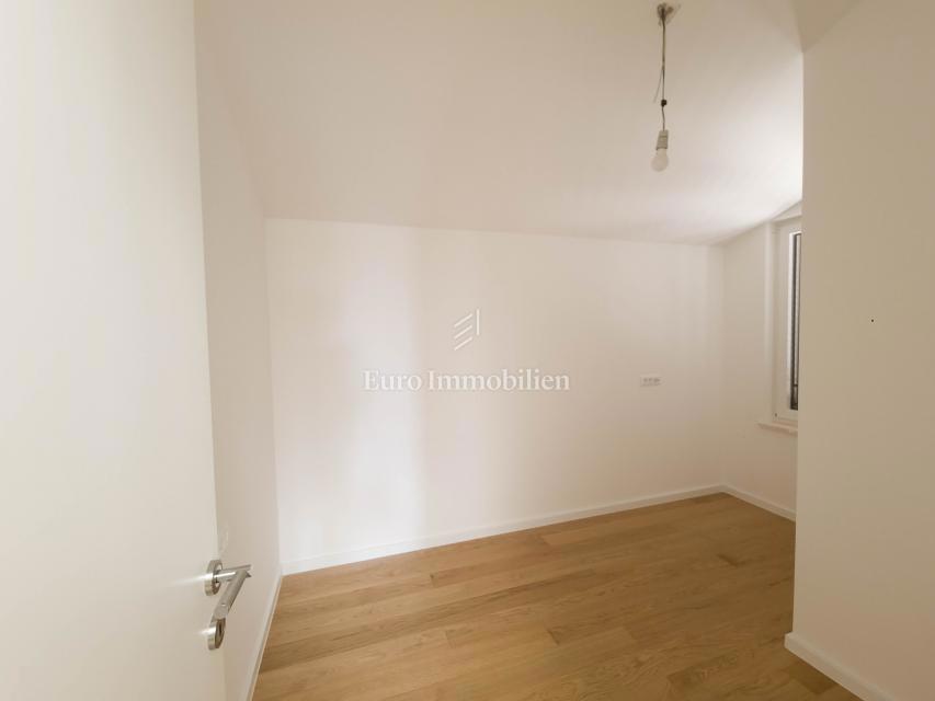 Ampio trilocale con vista mare, Mali Lošinj