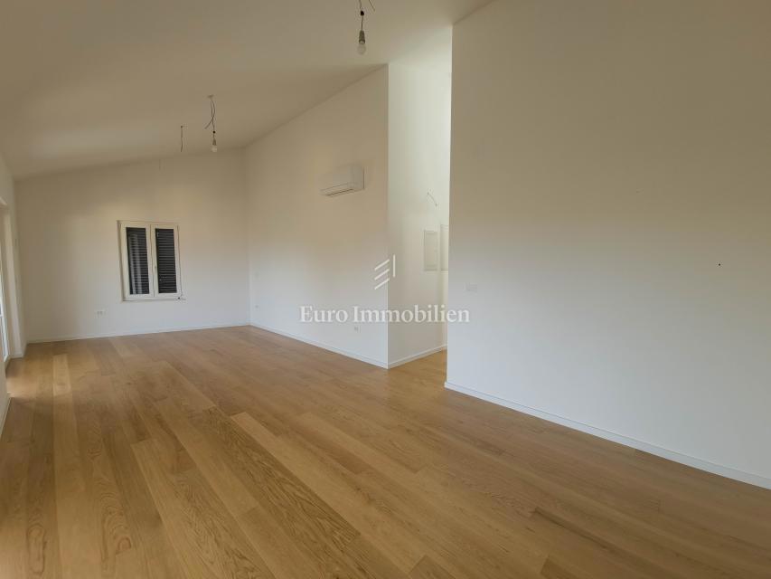 Ampio trilocale con vista mare, Mali Lošinj