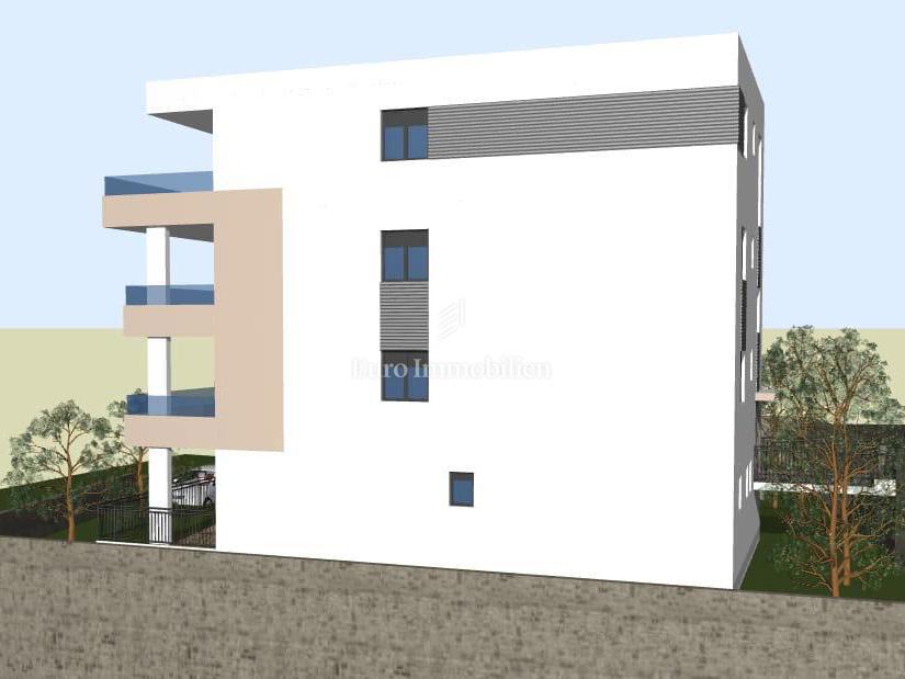 Ampio appartamento al terzo piano di una villa urbana