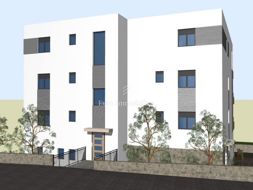 Ampio appartamento al terzo piano di una villa urbana