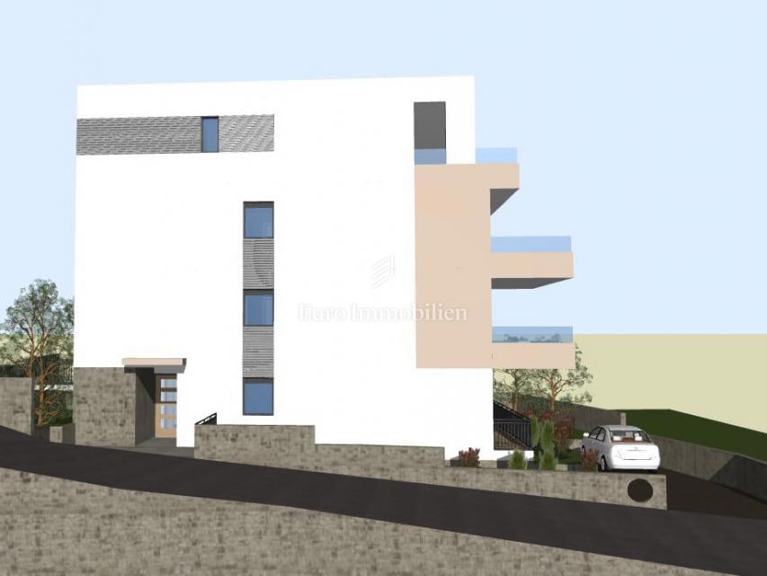 Ampio appartamento al terzo piano di una villa urbana