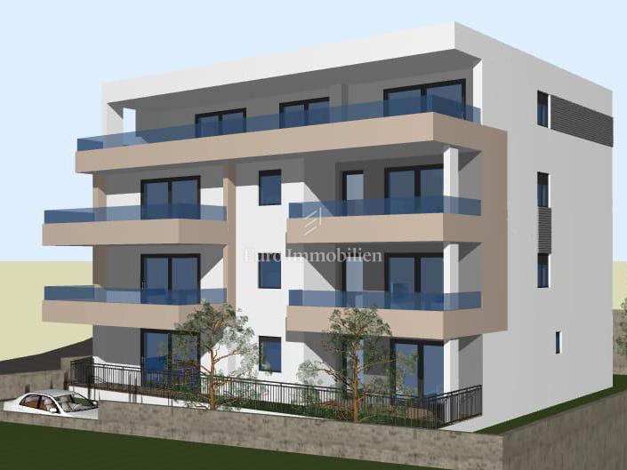 Ampio appartamento al terzo piano di una villa urbana