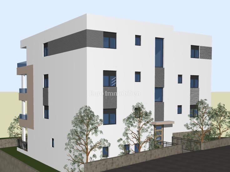 Ampio appartamento al terzo piano di una villa urbana